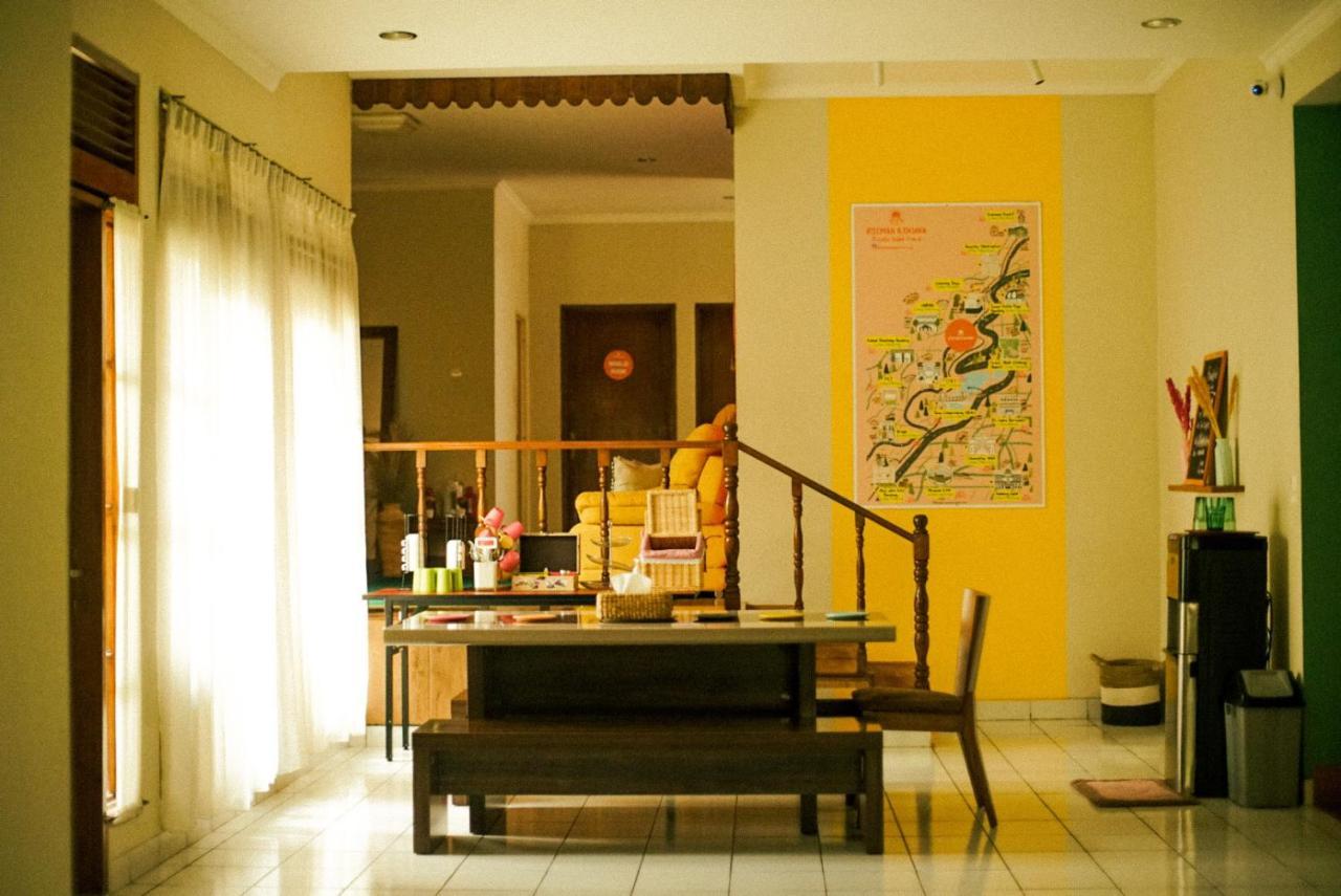 Bed and Breakfast Roemah Renjana Bandung Exterior foto